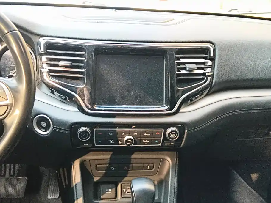 Photo 13 - Jeep Grand Commander