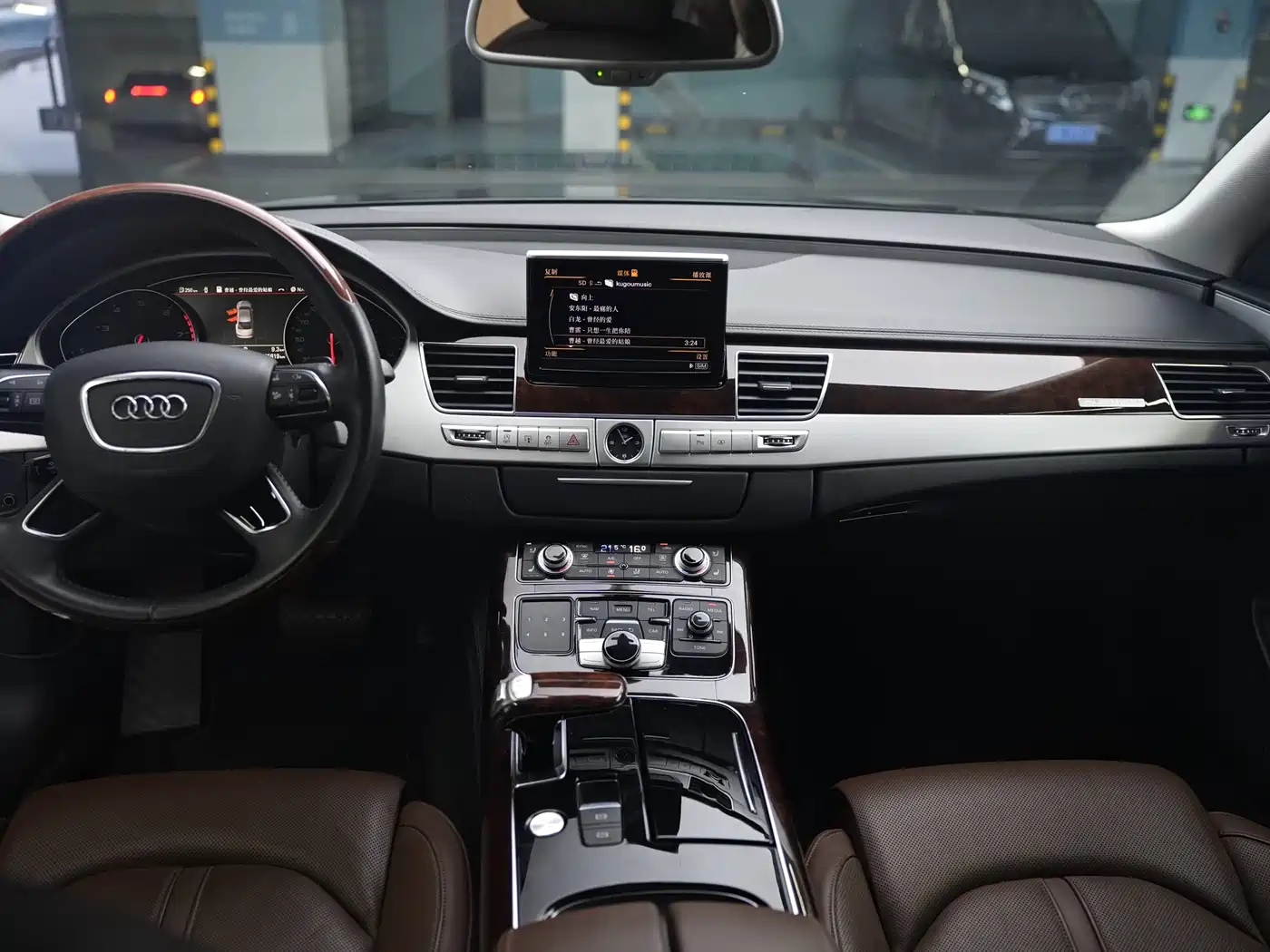 Фото 25 - Audi A8