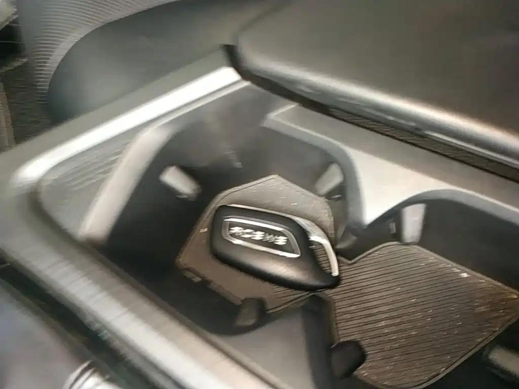 Фото 9 - Roewe i5