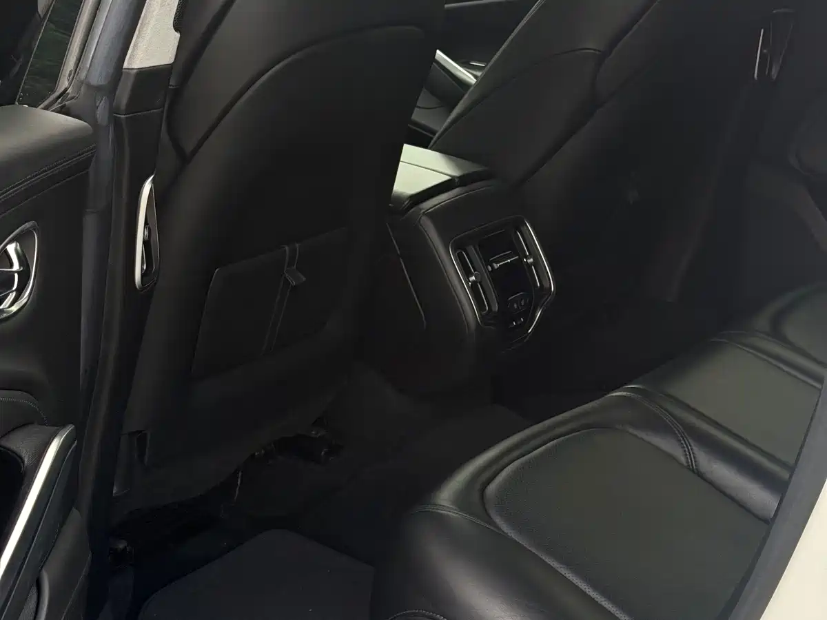 Photo 14 - Aston Martin DBX