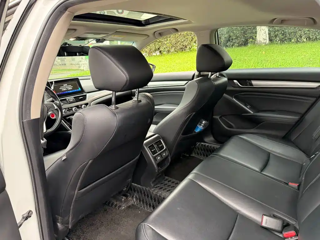 Photo 11 - Honda Accord