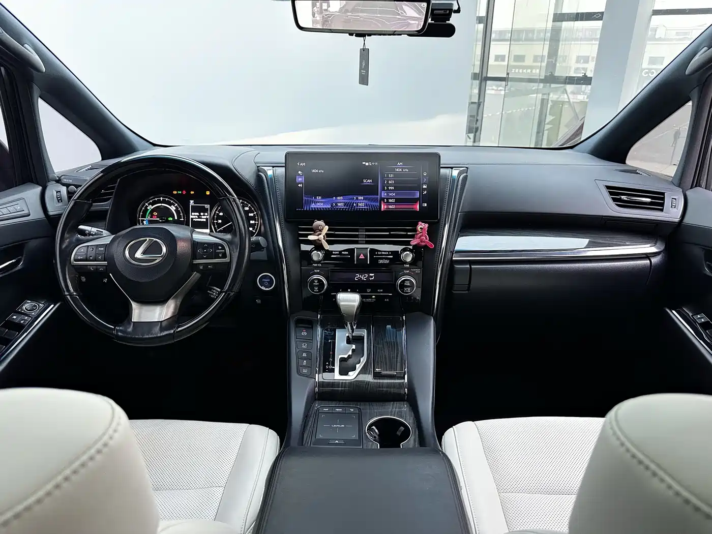 Lexus LM 2020 300h 4-Seat Imperial Edition фото 20