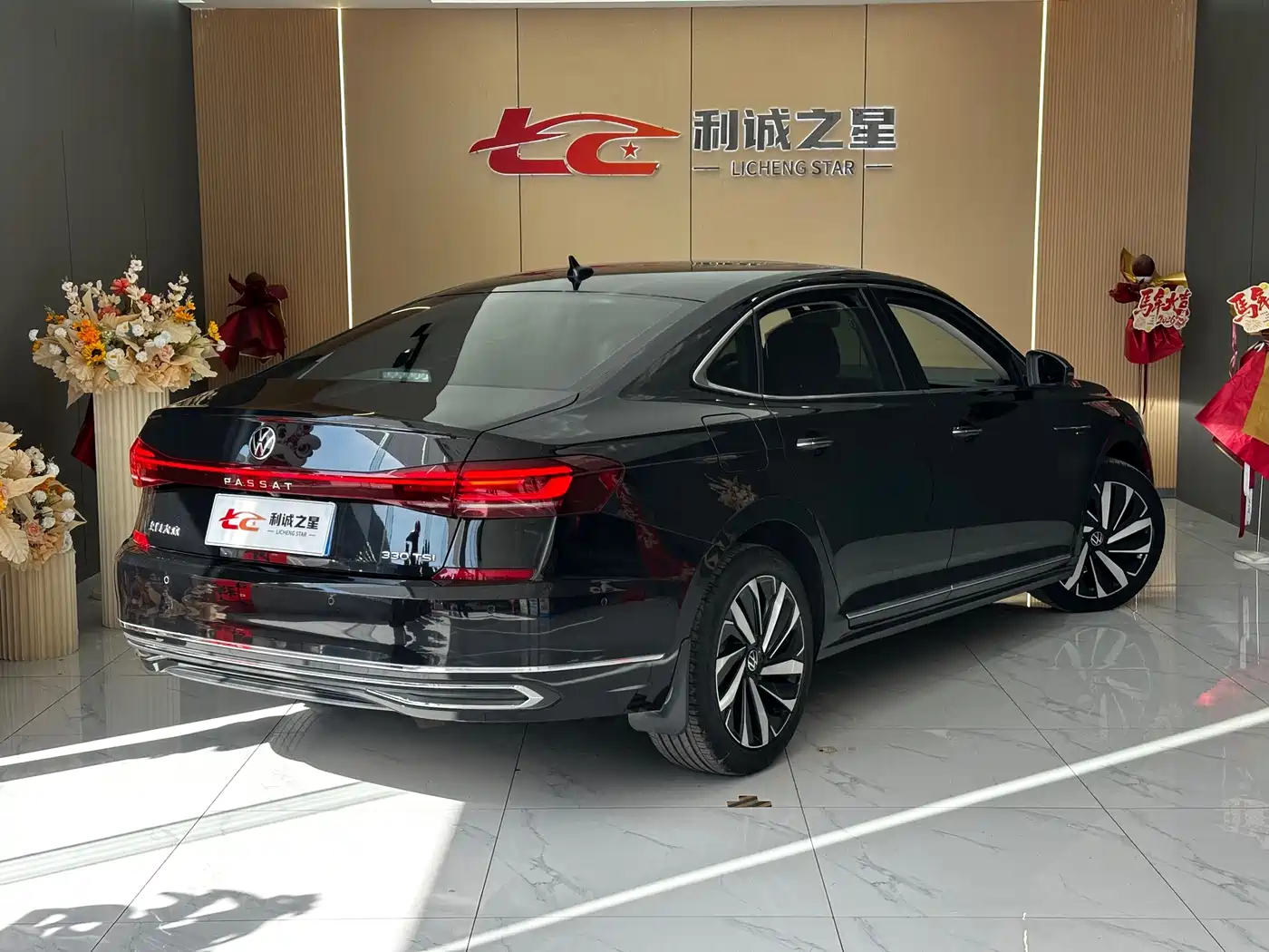 Volkswagen Passat 2022 330TSI Starlight Luxury Edition фото 6