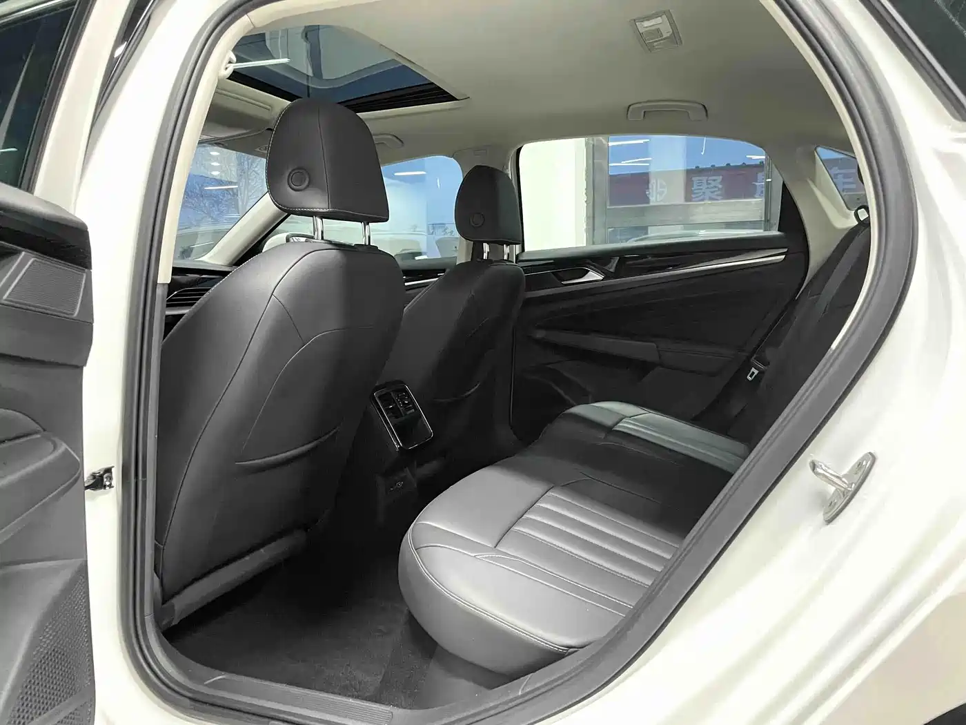 Volkswagen Passat 2023 Facelift 280TSI Business Edition фото 10