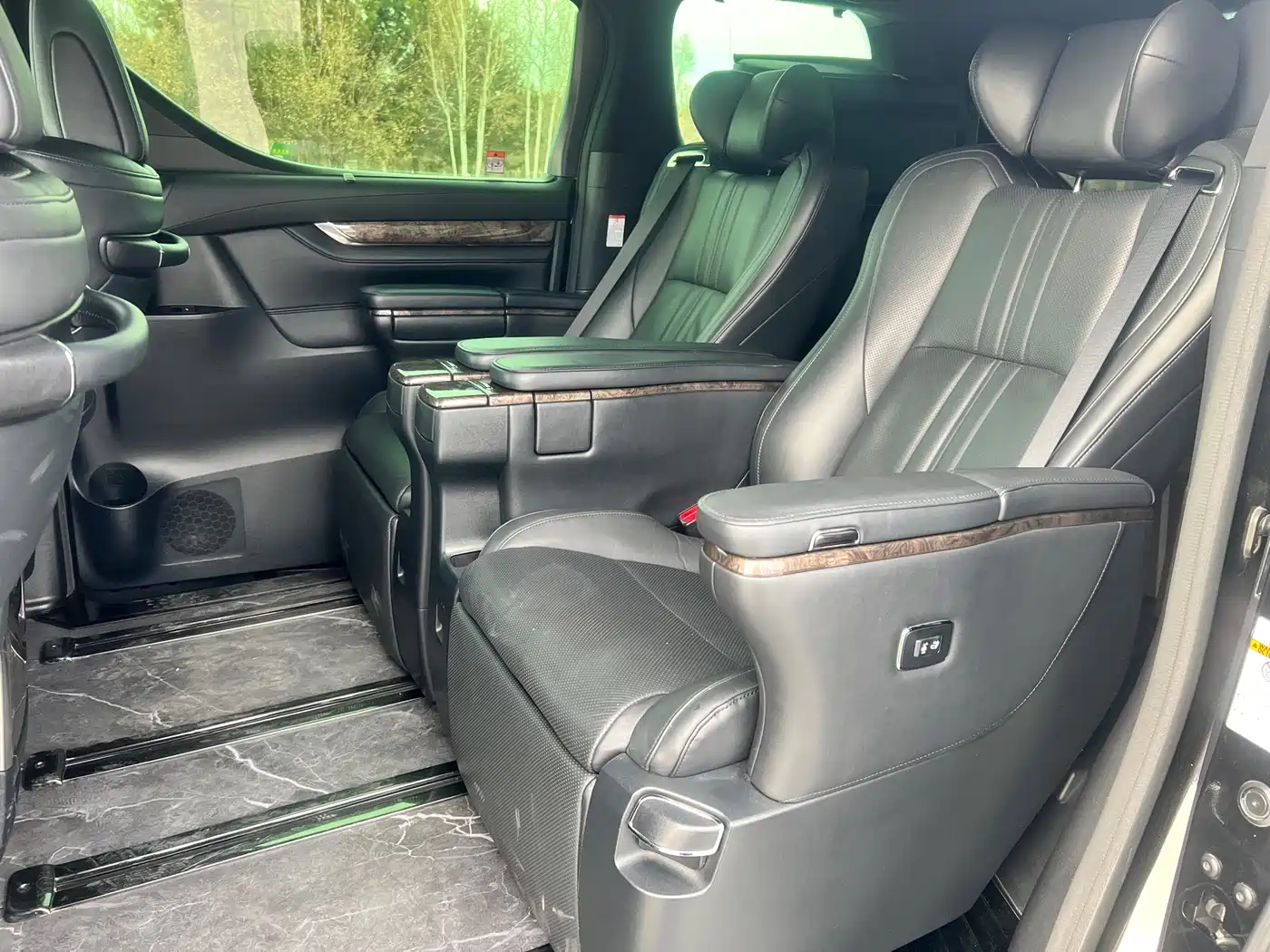 Toyota Vellfire 2020 Twin Engine 2.5L HV Premium Edition фото 6