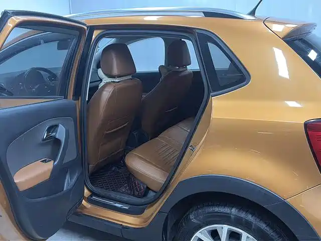 Volkswagen Polo 2014 1.6L Cross Polo Automatic фото 6