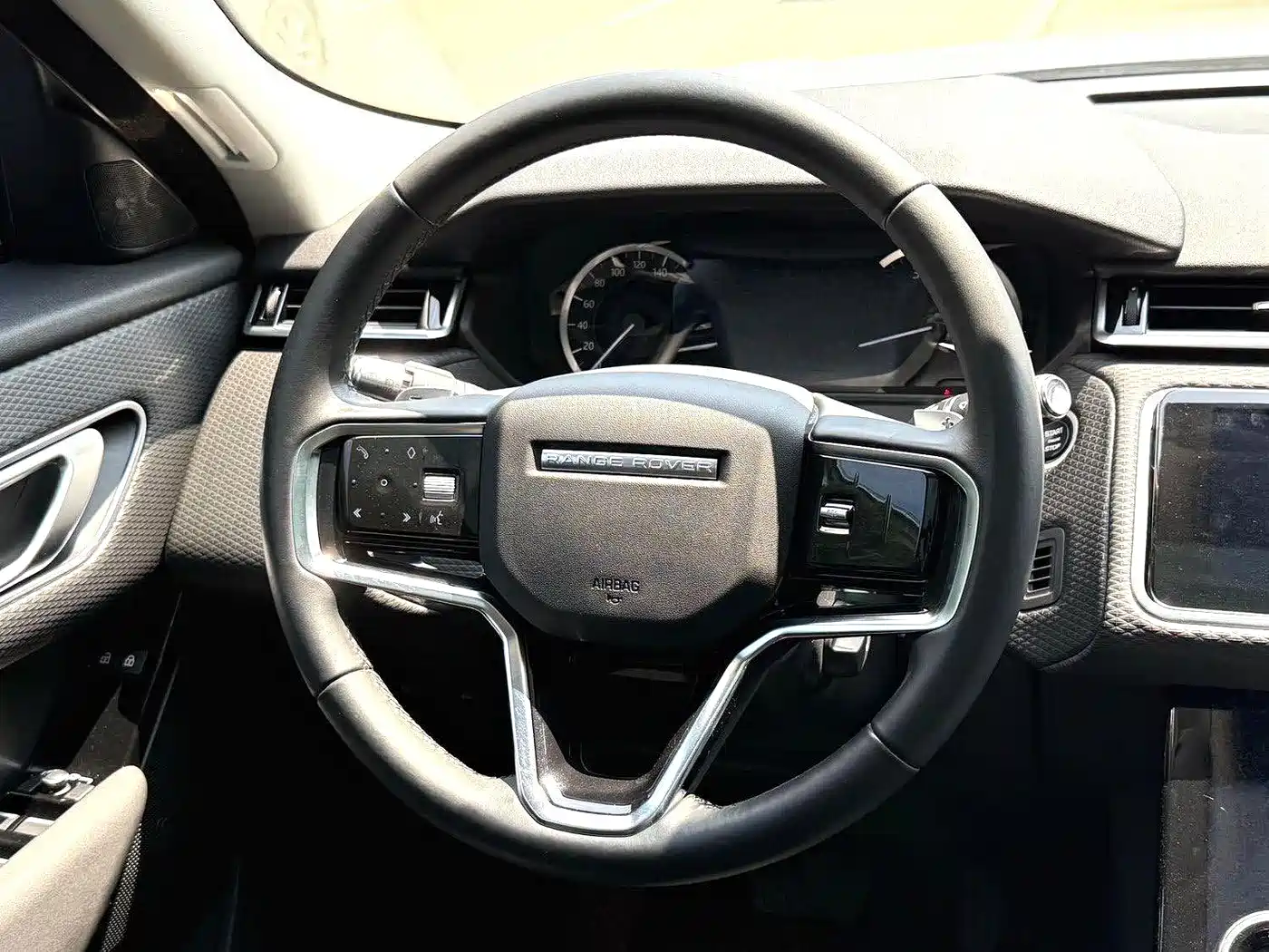 Фото 10 - Land Rover Range Rover Velar