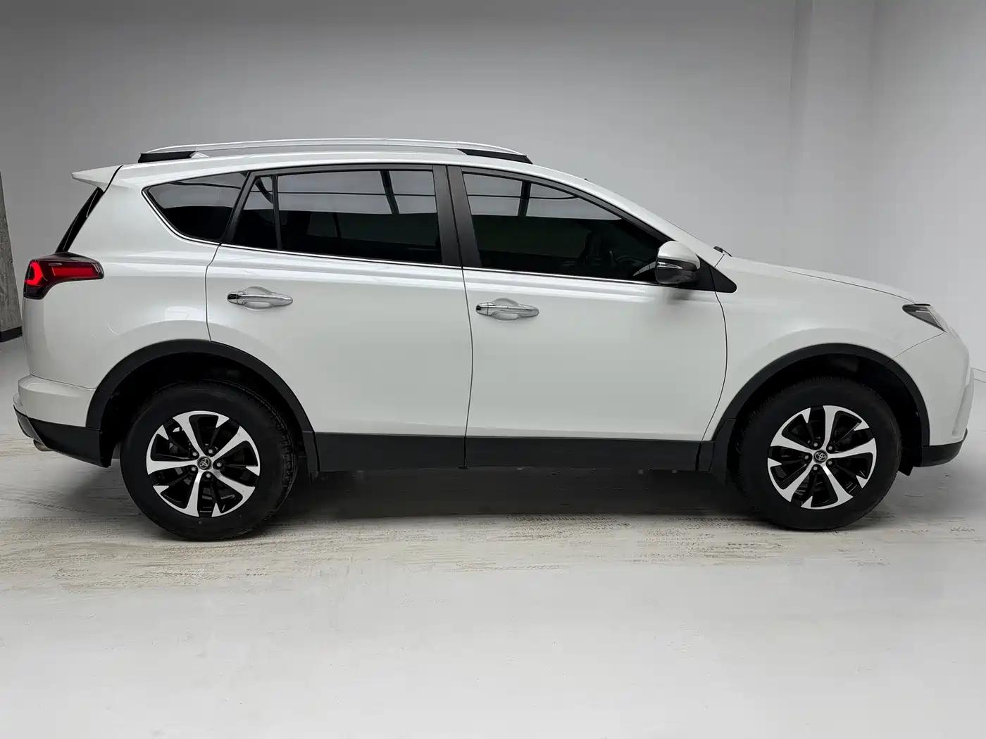Toyota RAV4 Rongfang 2016 2.0L CVT 2WD Trend (China V) фото 7