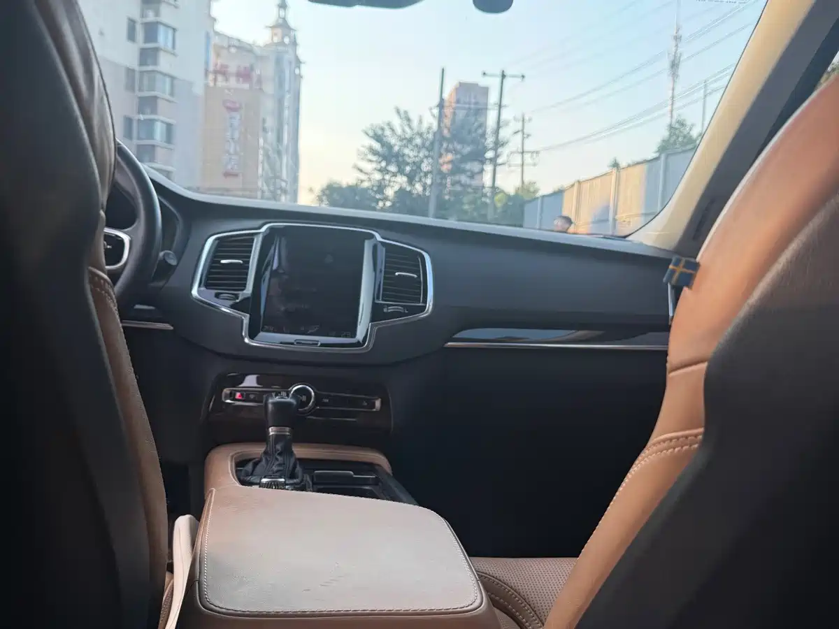 Фото 8 - Volvo XC90