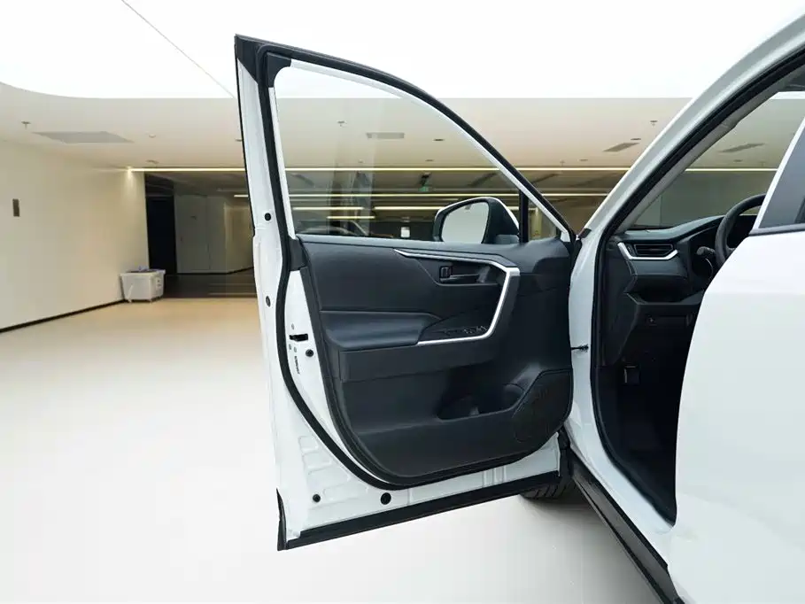Toyota Wildlander 2023 2.0L CVT FWD LE фото 15