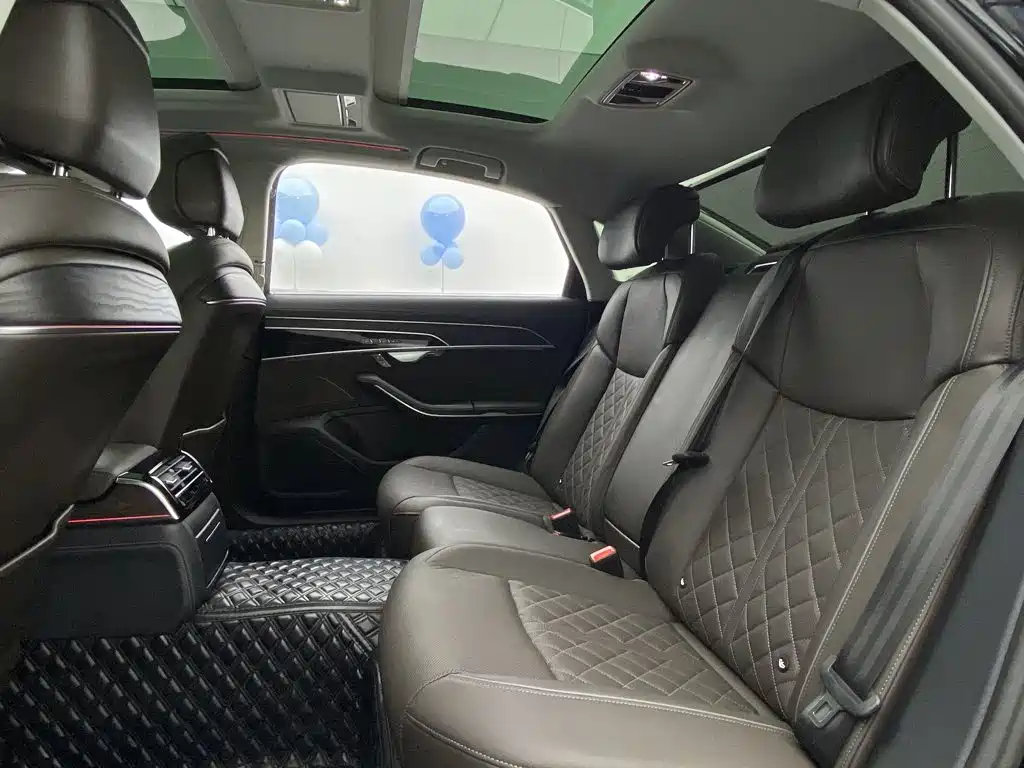 Photo 22 - Audi A8