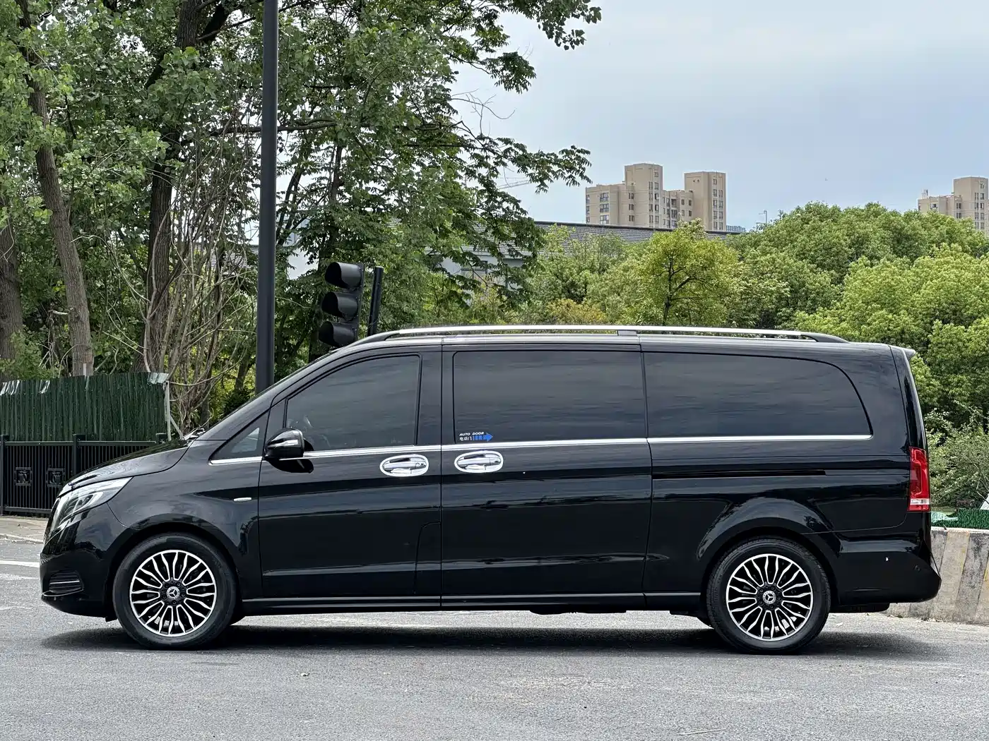 Mercedes-Benz V-Class 2018 V 260 L Premium Long Wheelbase Edition China VI фото 4