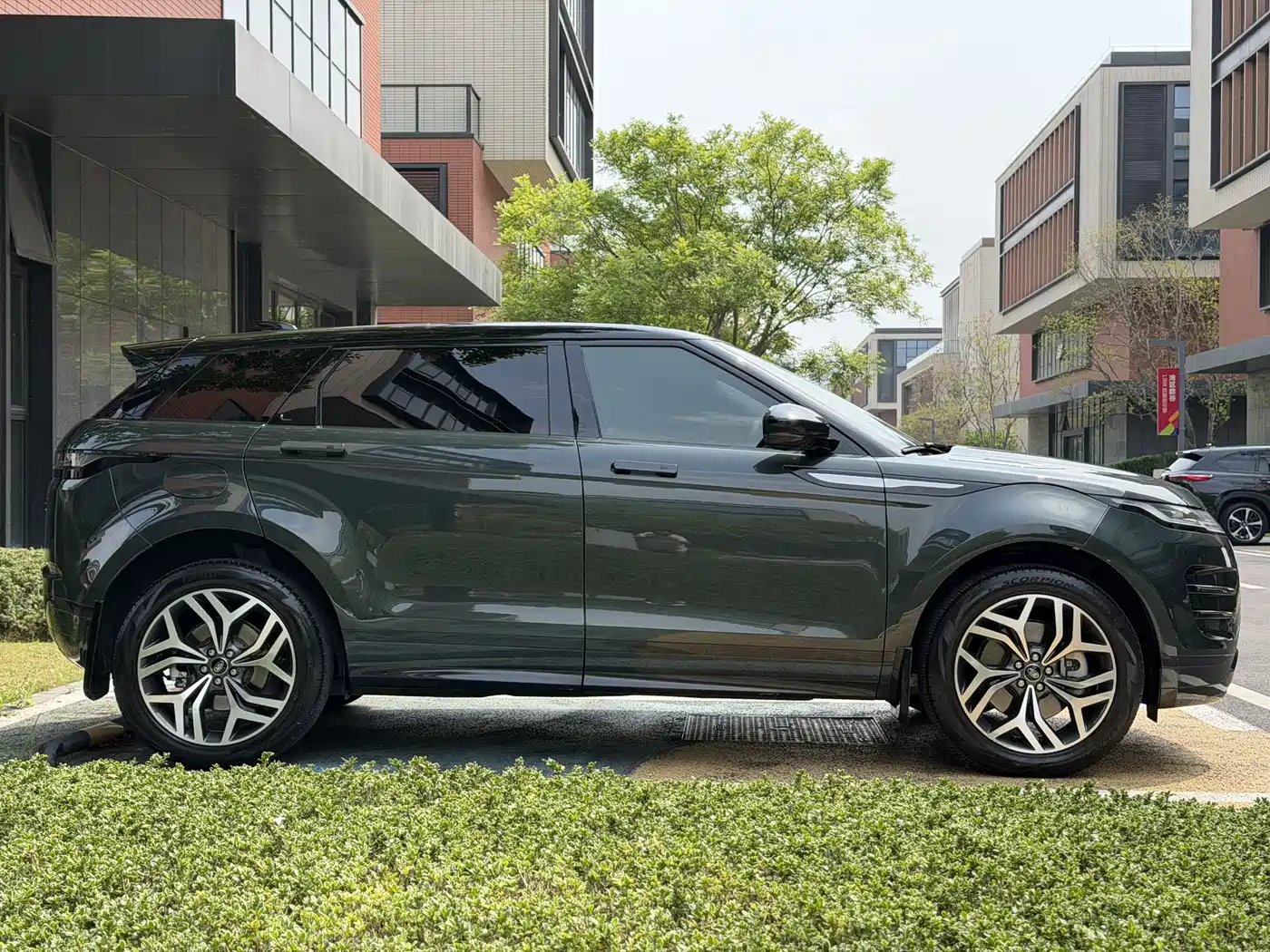 Land Rover Range Rover Evoque 2021 Range Rover Evoque L 249PS R-Dynamic First Edition Launch Edition фото 4