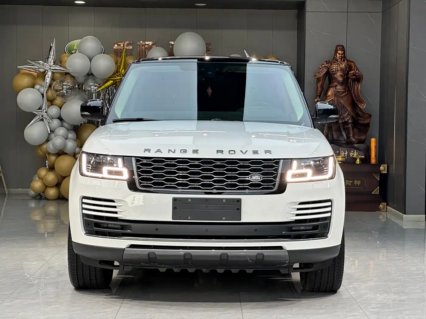Land Rover Range Rover 2021 3.0 L6 Heritage Extended Classic Edition фото 2