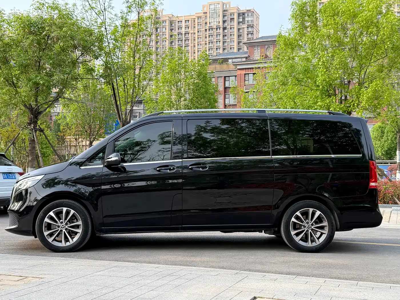 Mercedes-Benz V-Class 2021 V 260 L Long Wheelbase Premium Edition фото 31