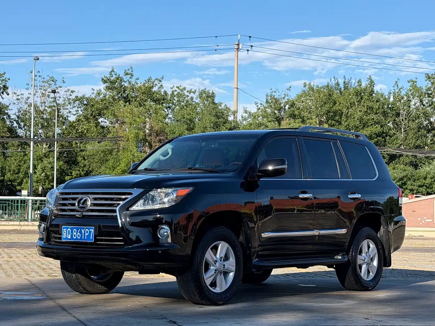 Фото 1 - Lexus LX
