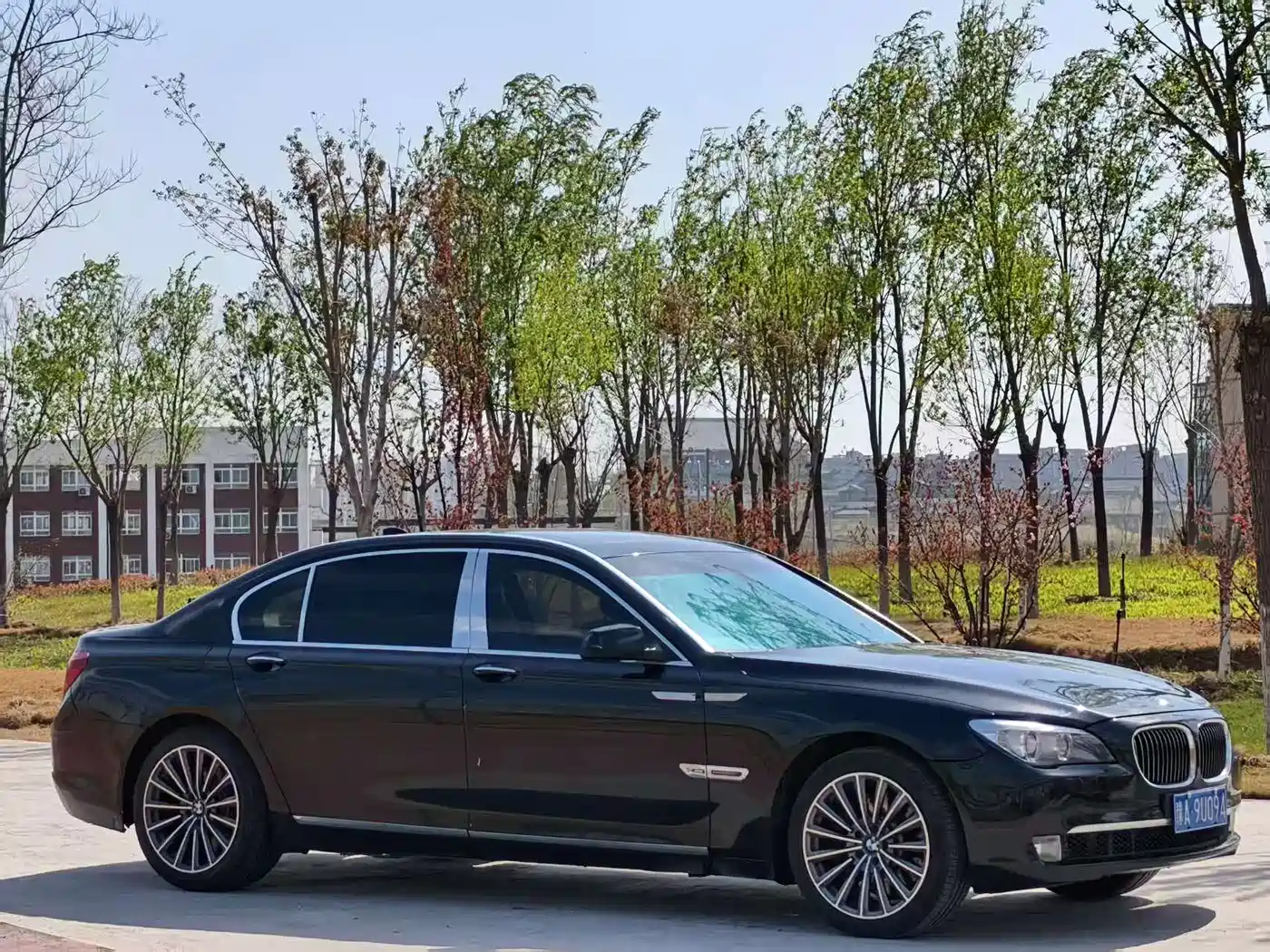 BMW 7 Series 2011 750Li xDrive фото 2