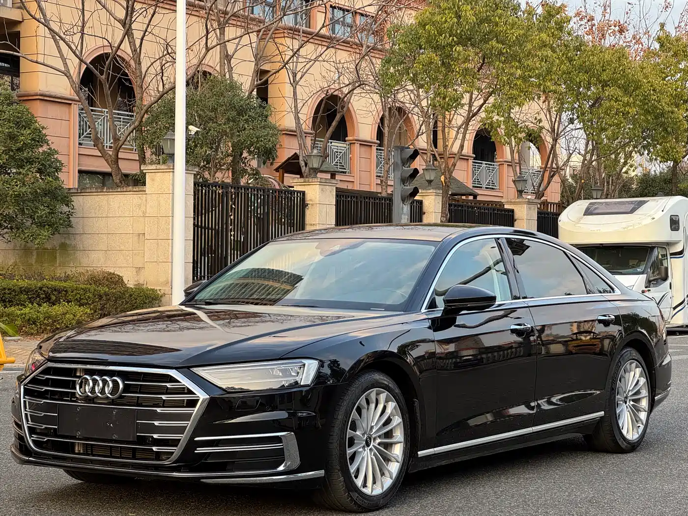 Audi A8 2022 A8L 50 TFSI quattro Comfort Collector's Edition фото 3