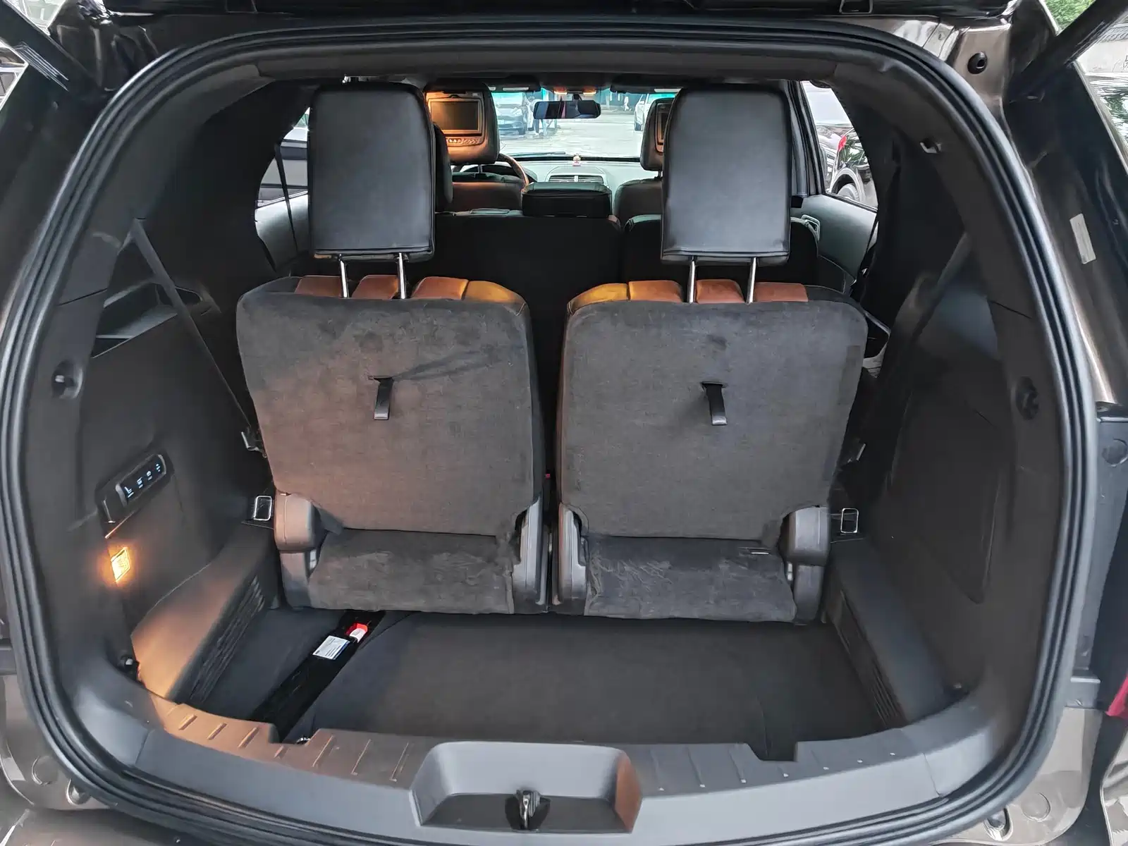 Photo 11 - Ford Explorer (Import)
