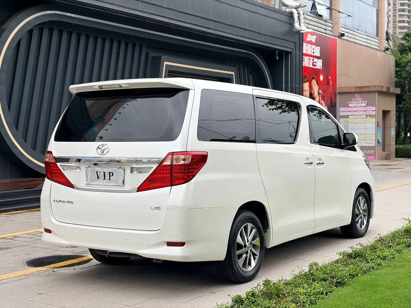 Toyota Alphard фото 15