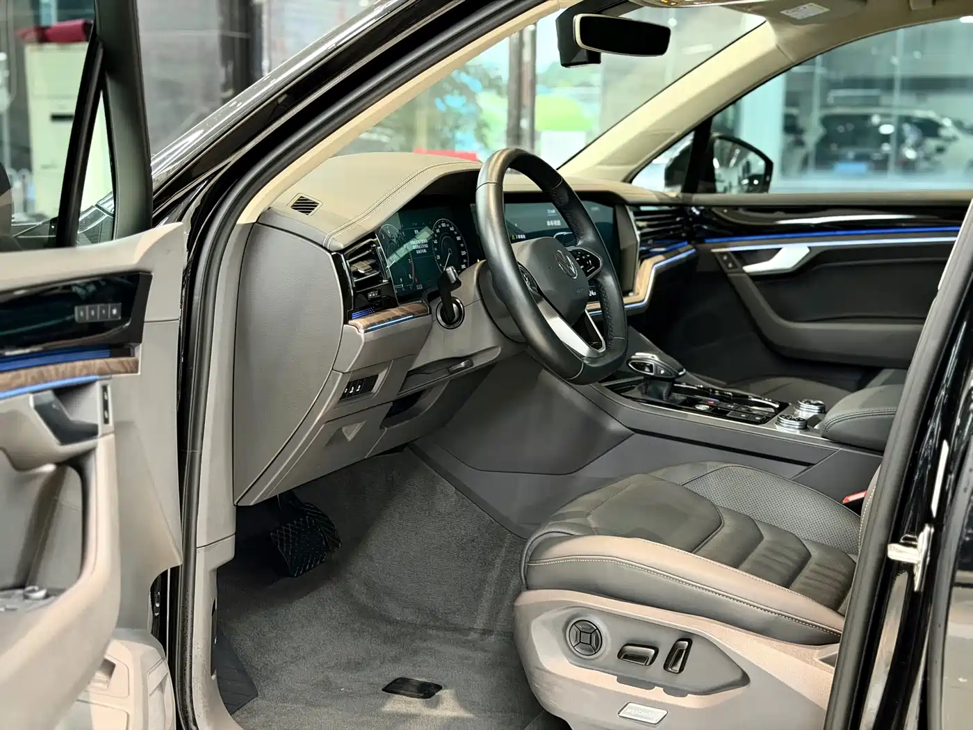 VOLKSWAGEN TOUAREG