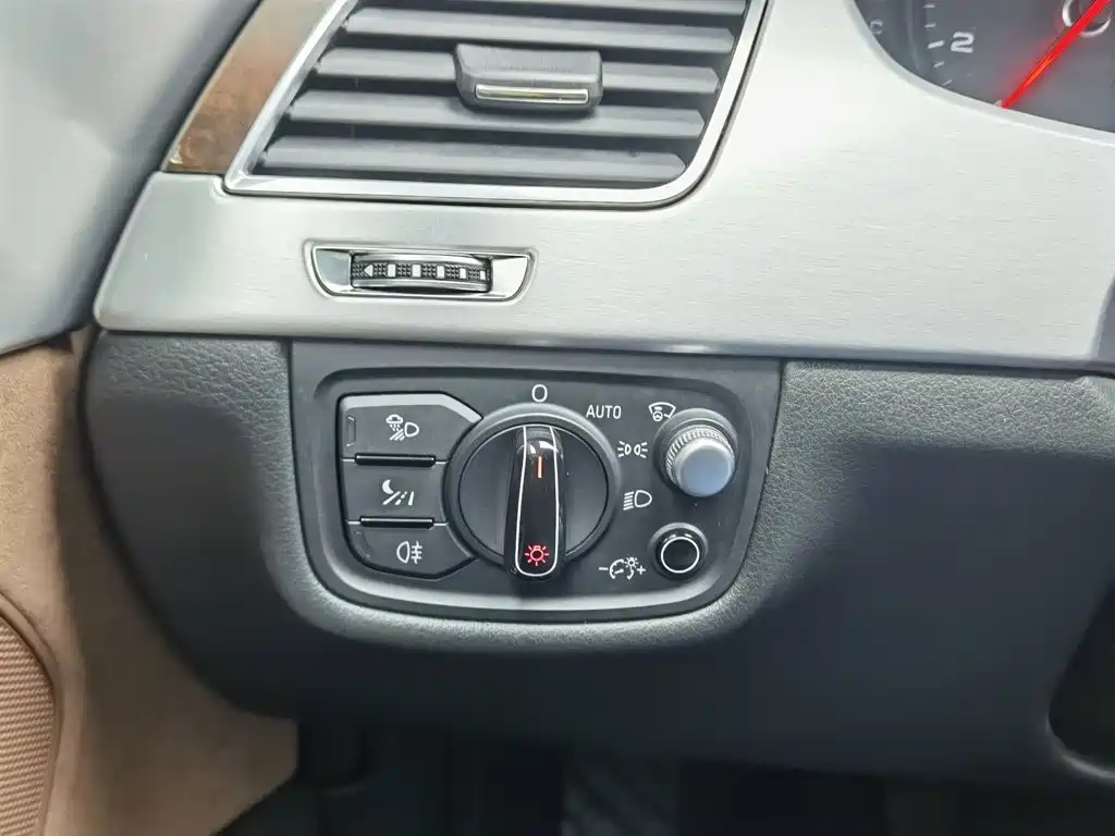 Photo 21 - Audi A8