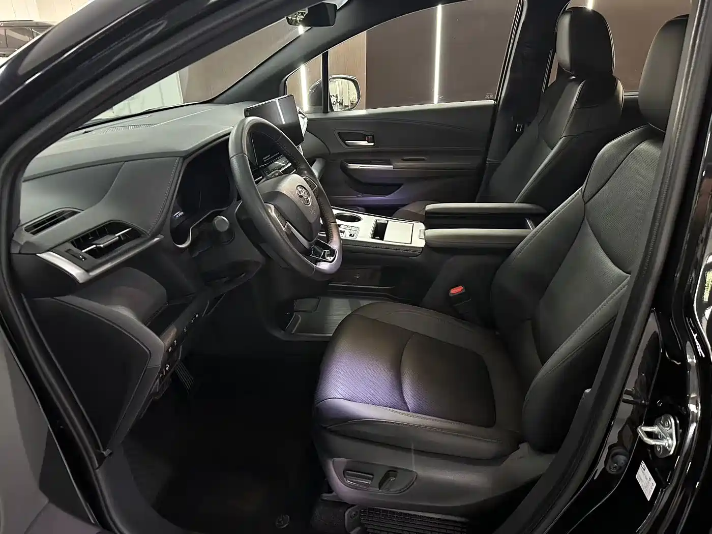 Toyota Sienna 2024 2.5L Hybrid 4WD Premium Edition фото 4