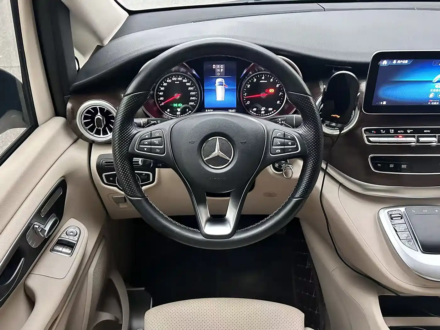 Фото 15 - Mercedes-Benz V-Class