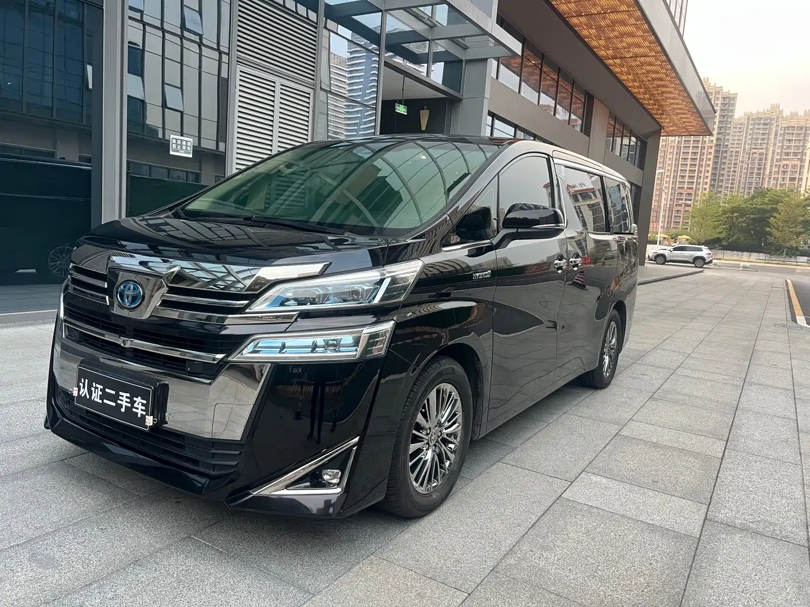 Фото 1 - Toyota Vellfire