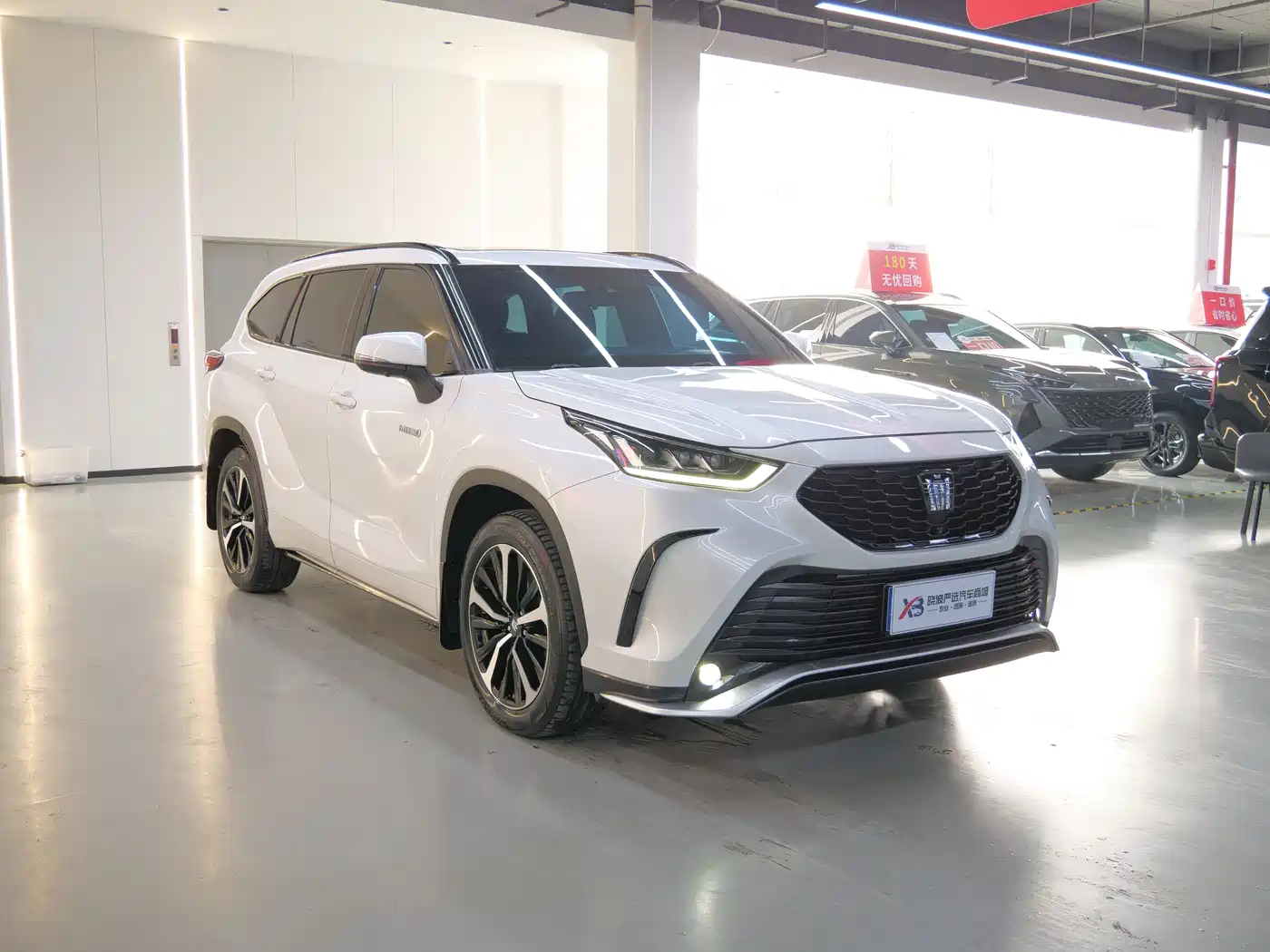 Toyota Crown Kluger 2023 2.5L HEV AWD Luxury Edition фото 3