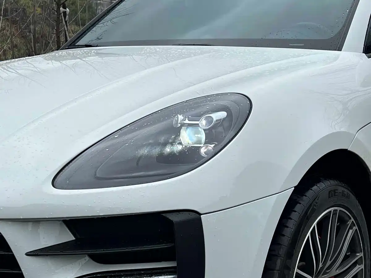 PORSCHE MACAN