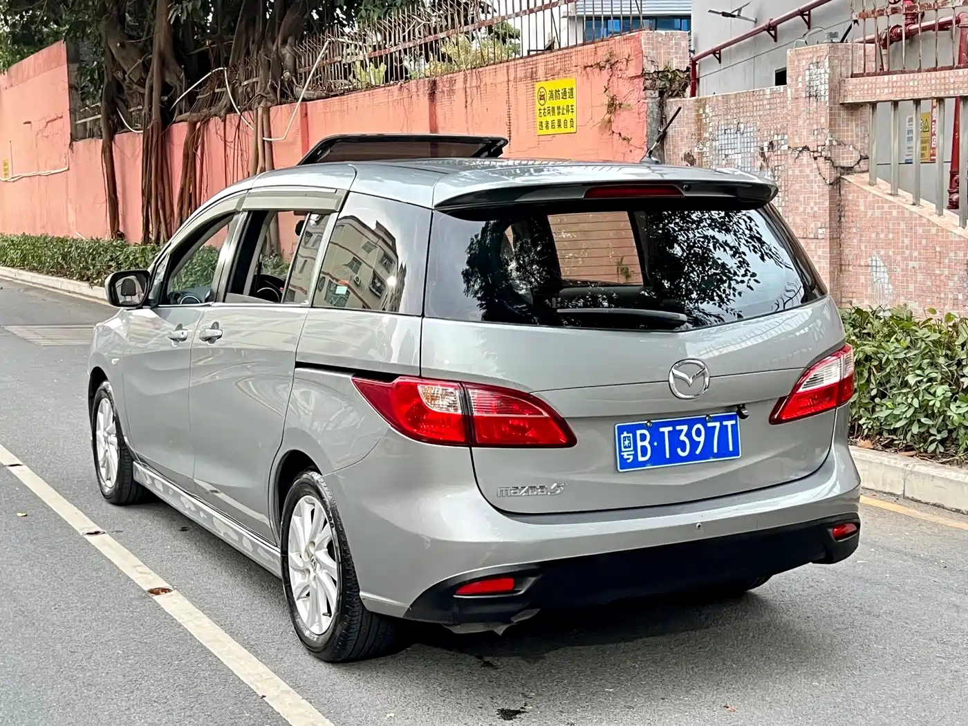 Mazda Mazda5 2011 2011 2.0L Automatic Luxury