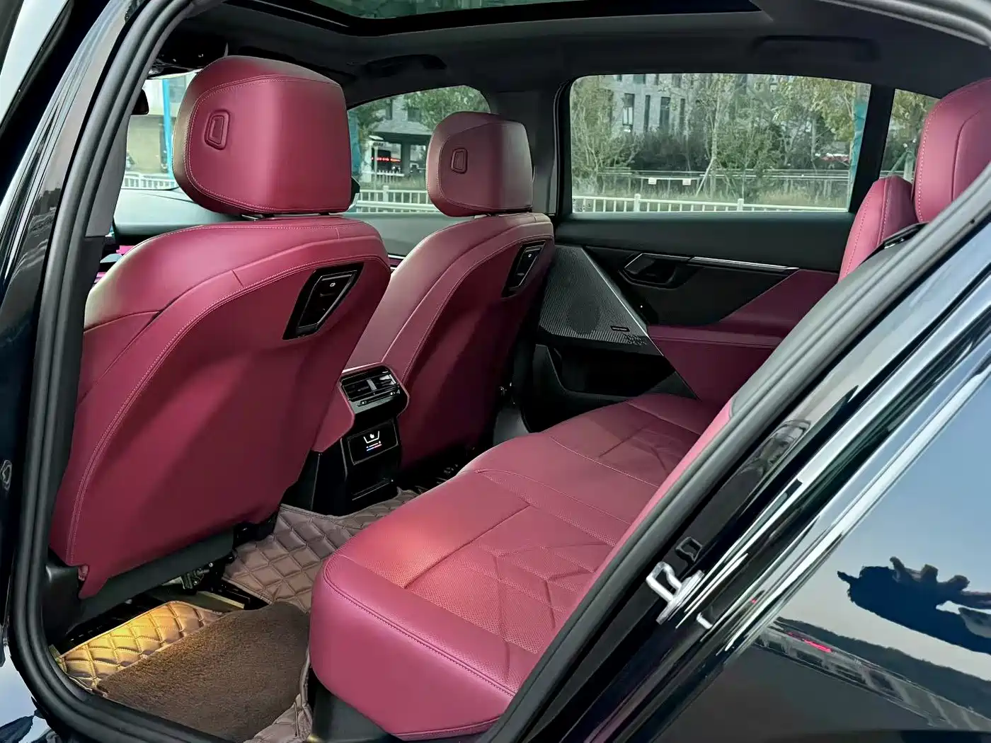 BMW 5 Series 2025 530Li Leading M Sport Package фото 5