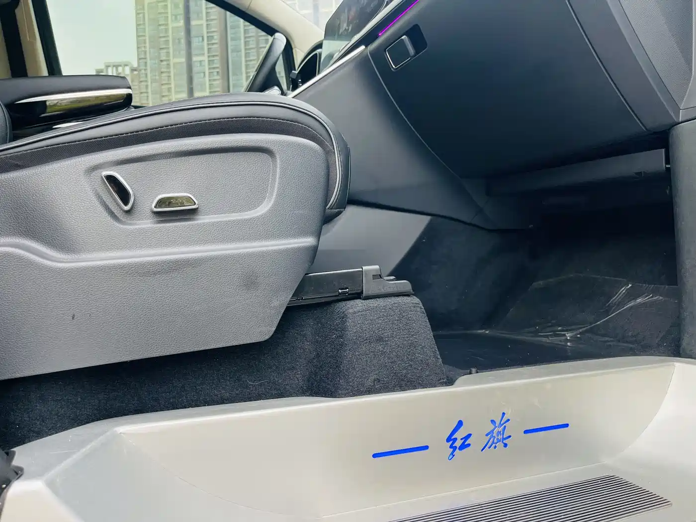 Hongqi HQ9 2023 2.0T Smart Connect Flag Enjoy Edition фото 26