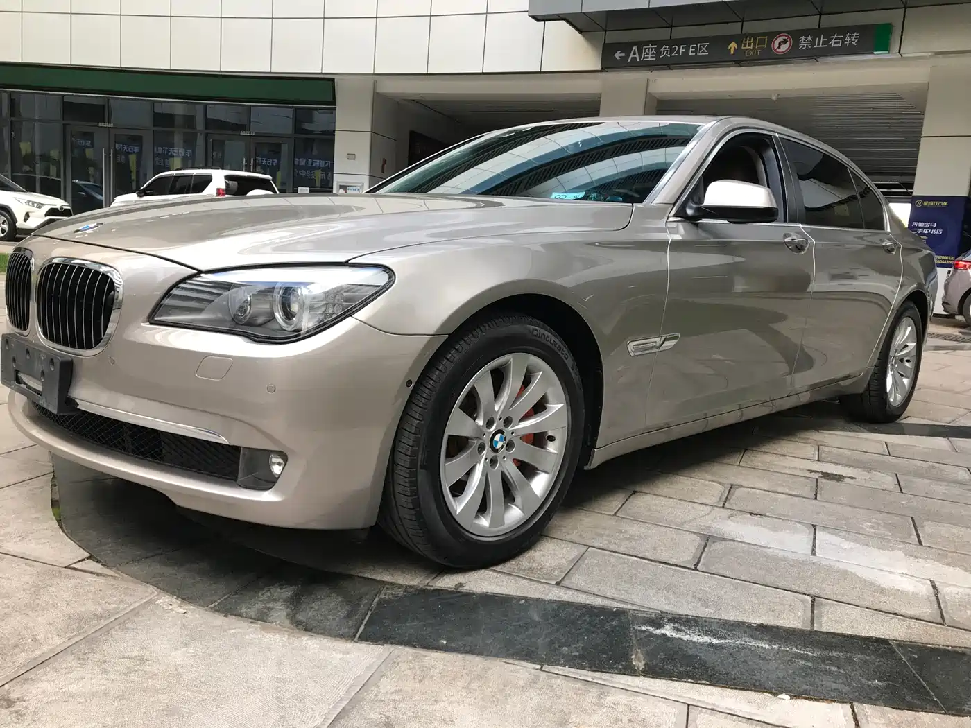 BMW 7 Series 2009 740Li Luxury фото 3