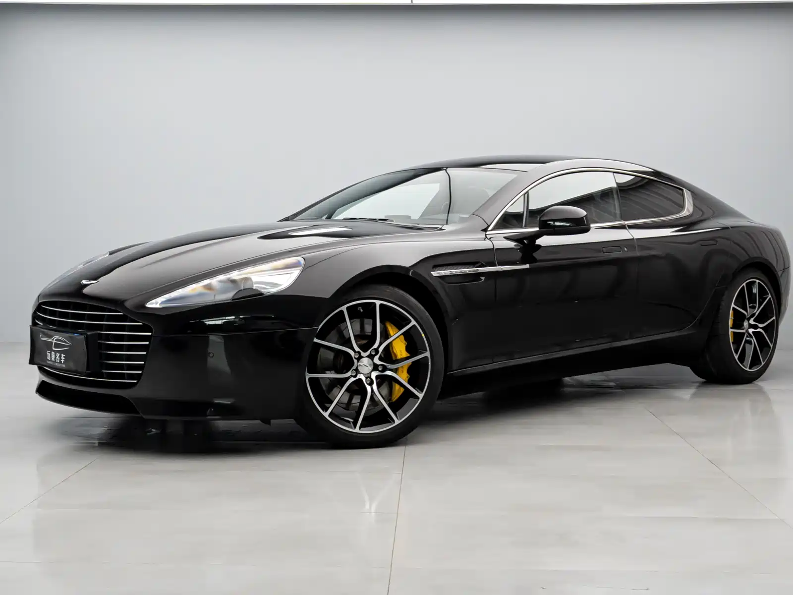 Фото 2 - Aston Martin Rapide