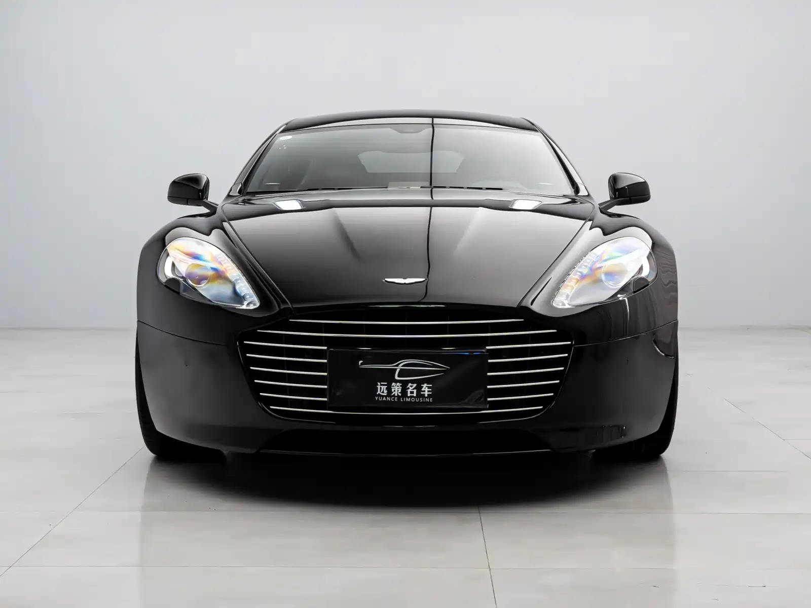 Фото 1 - Aston Martin Rapide