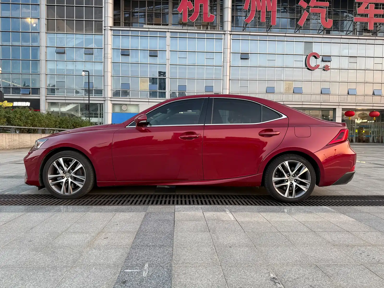 Фото 2 - Lexus IS