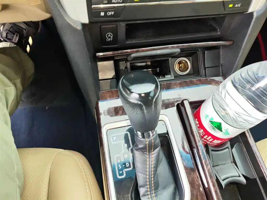 Toyota Camry 2016 2.0E 10th Anniversary Elite Edition фото 14