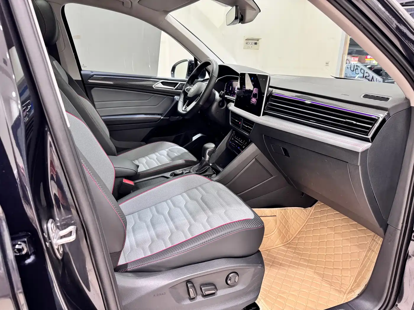 Volkswagen Tiguan L 2023 380TSI 4WD R-Line Flagship 7-seater фото 8
