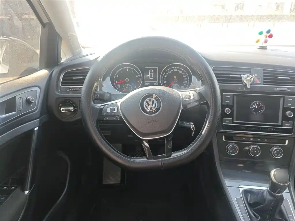 Volkswagen Golf 2017 230TSI Manual Comfort Millionth Anniversary Edition фото 7