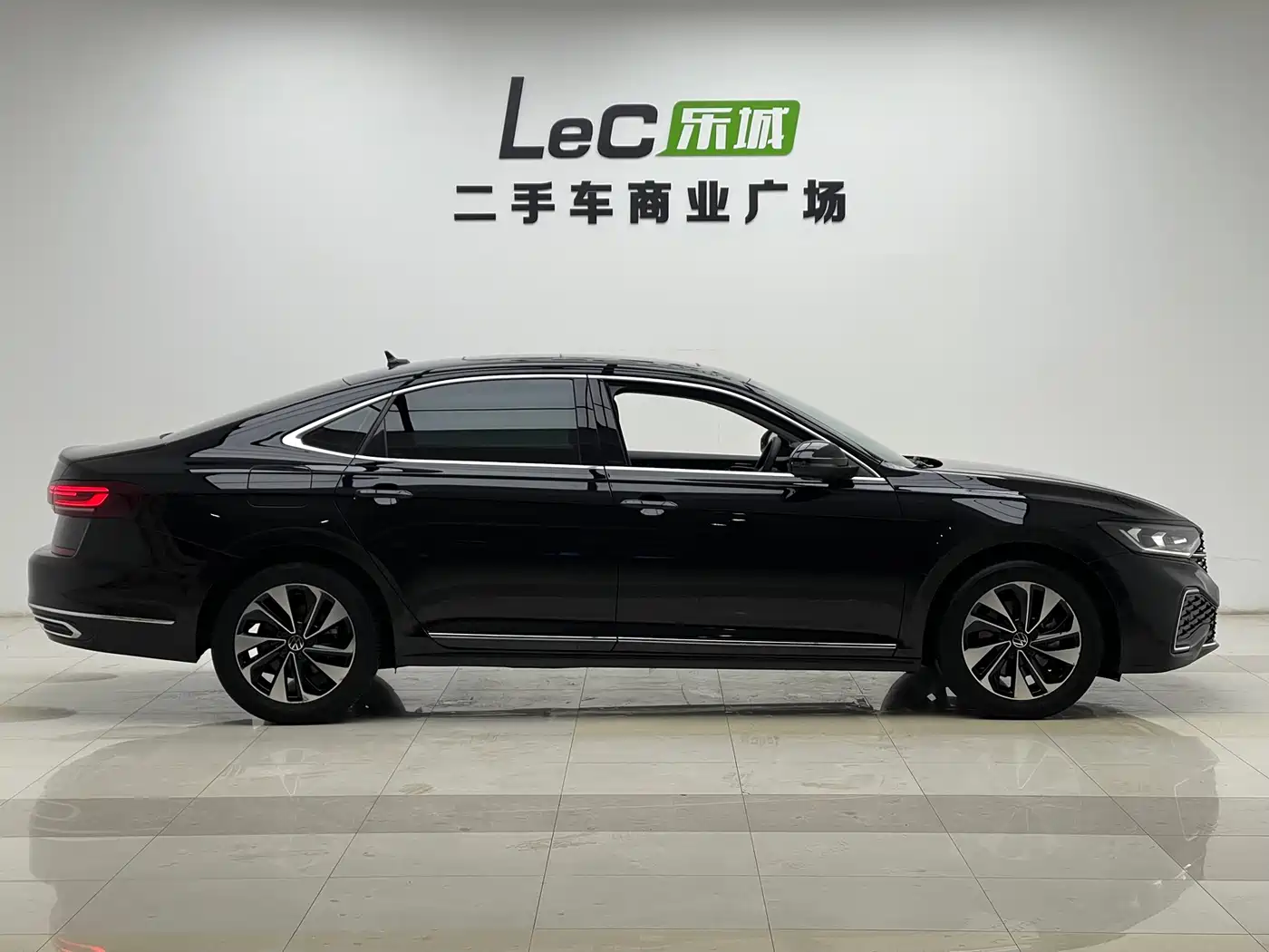 Volkswagen Passat 2023 330TSI Starlight Elite Edition фото 16