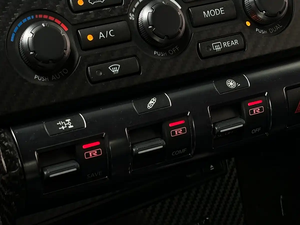 Nissan GT-R 2014 3.8T Premium Edition Black Interior фото 9