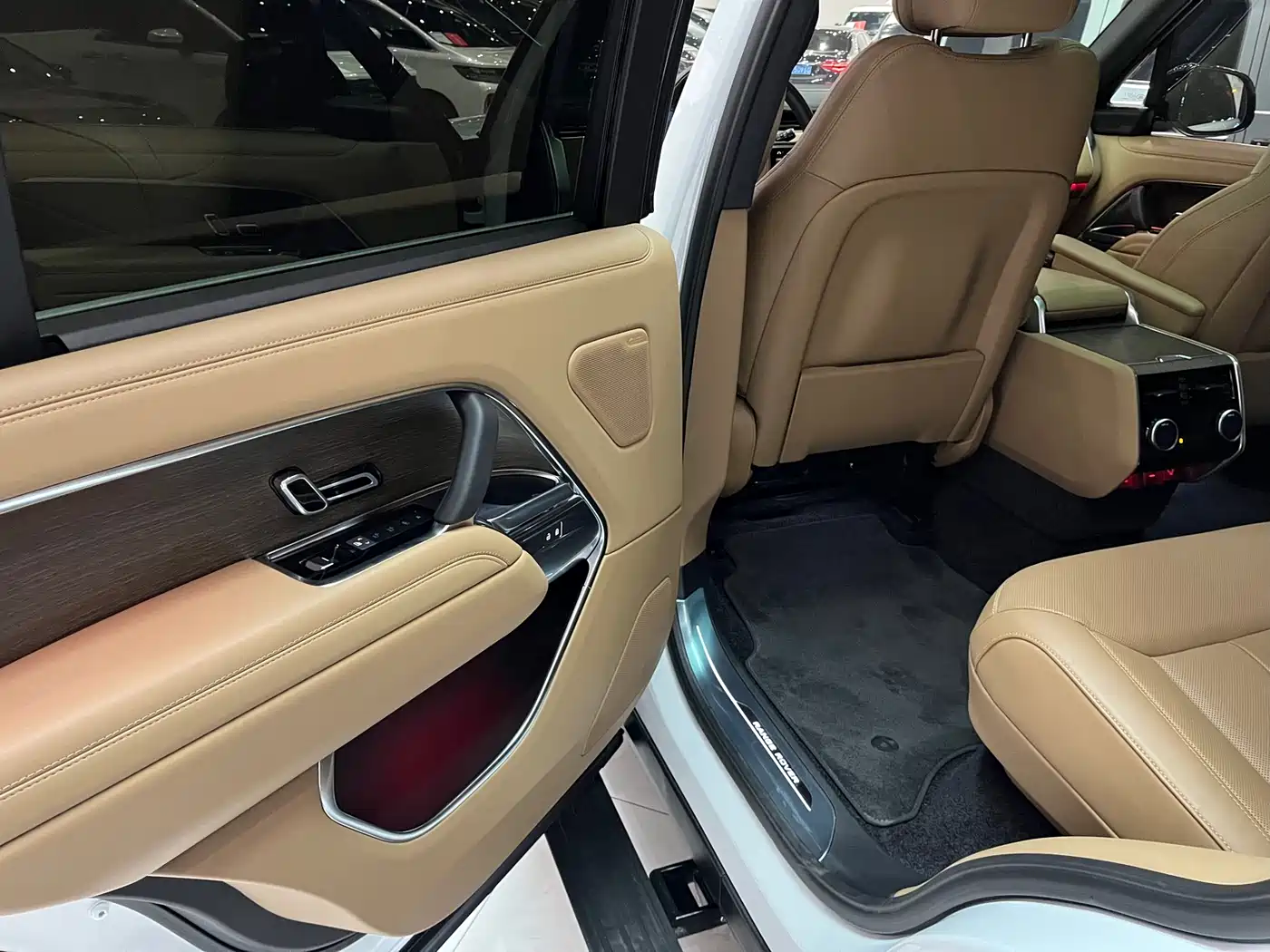 Land Rover Range Rover 2025 3.0 L6 400PS Flourishing Era Extended Wheelbase фото 8