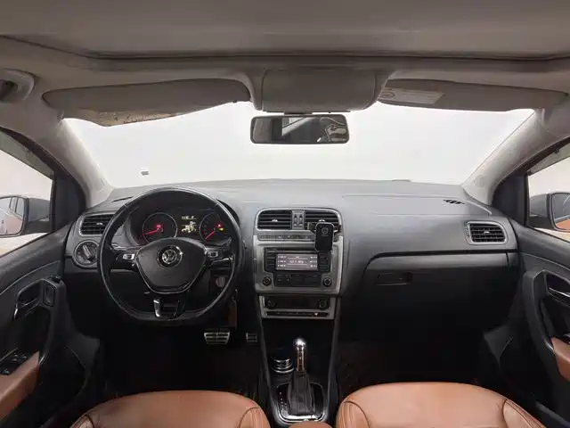 Volkswagen Polo 2014 1.6L Cross Polo Automatic фото 2