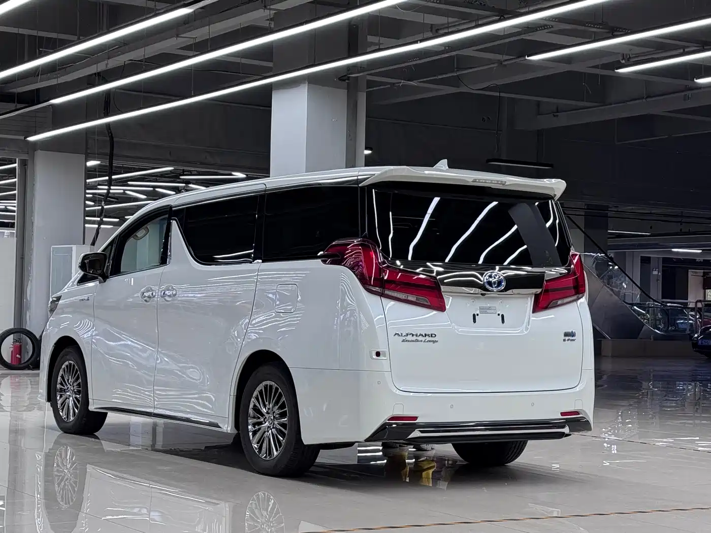 Toyota Alphard 2023 Dual Hybrid 2.5L Ultimate Gold Edition фото 4