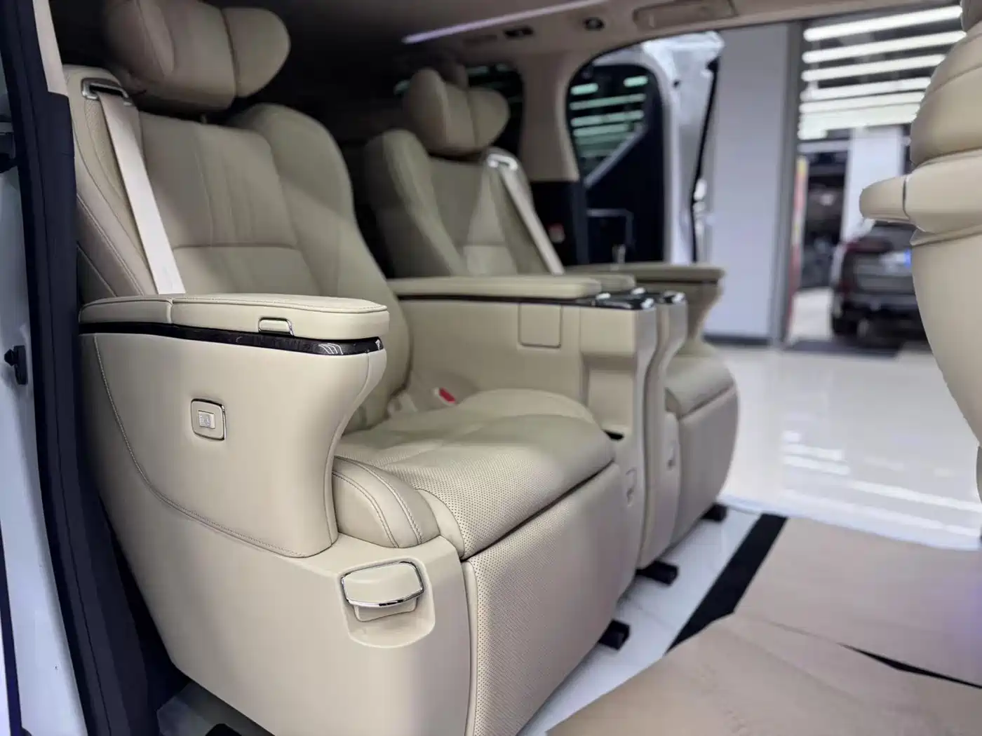 Toyota Alphard 2023 Dual Hybrid 2.5L Ultimate Gold Edition фото 9