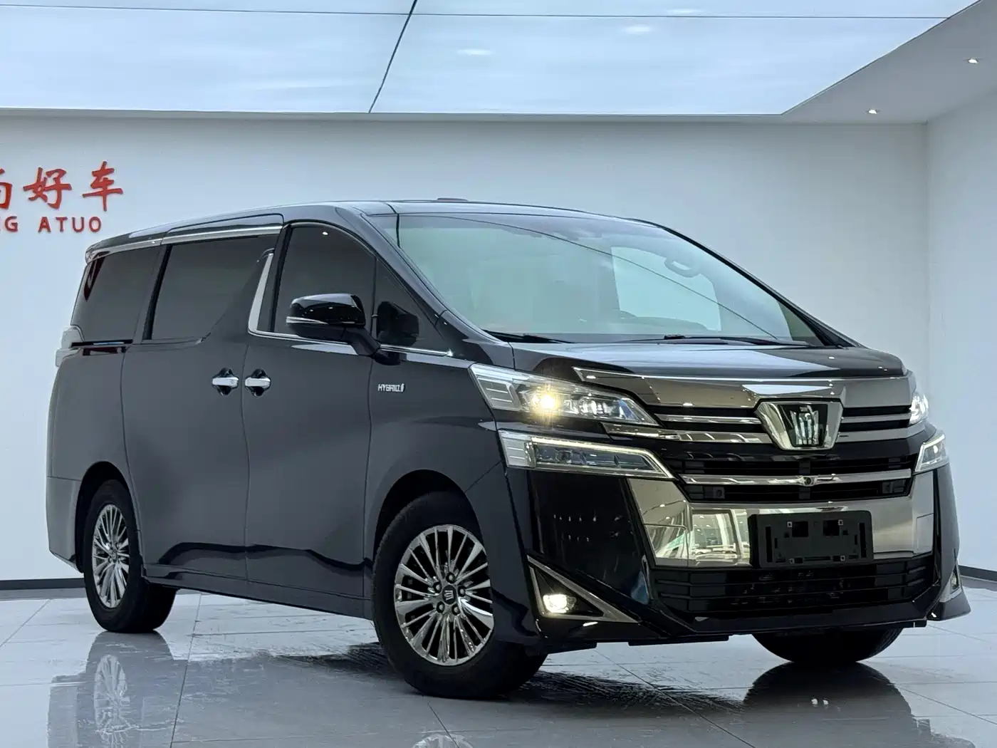 Toyota Vellfire 2021 Crown Hybrid 2.5L HV Premium Edition фото 3