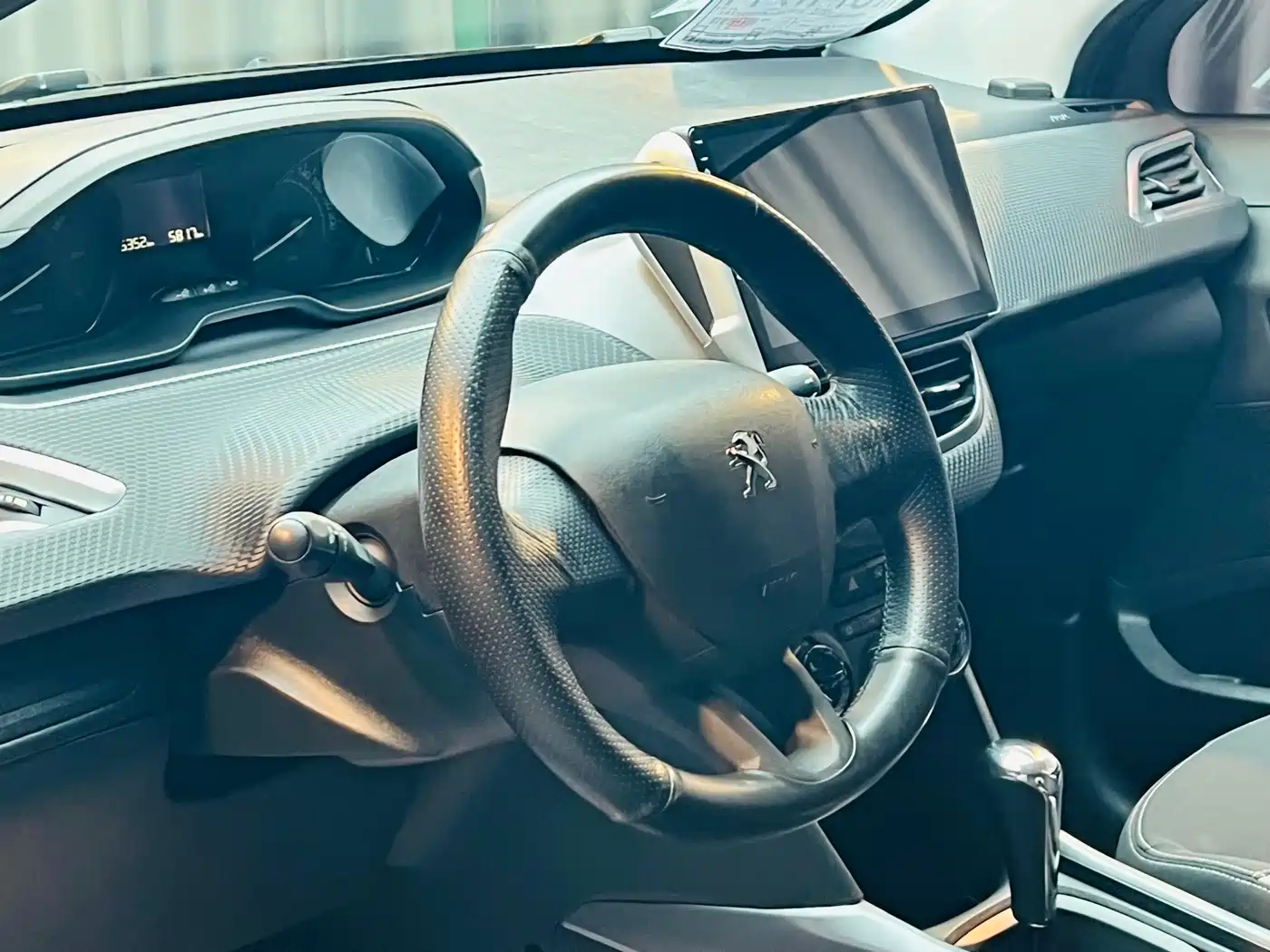 Peugeot 2008 2014 1.6L Automatic Trend Edition фото 8