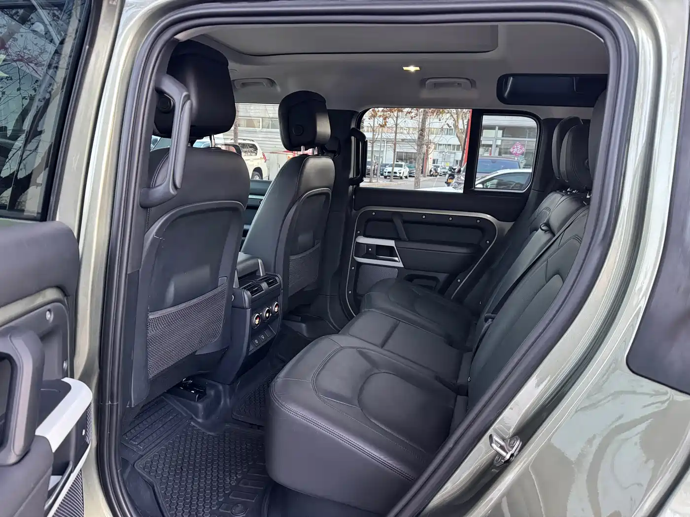 Land Rover Defender 2023 Model 110 3.0T P400 Dark Special Edition фото 7